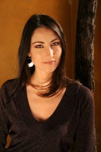 Joli brun cheveux mi long, Claudia médium pur, mais aussi naturopathe, et coach de couple, claudia voyance sans cb