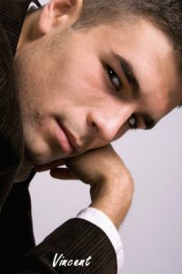 Homme brun sur de lui, assure des consultations de coaching par téléphone